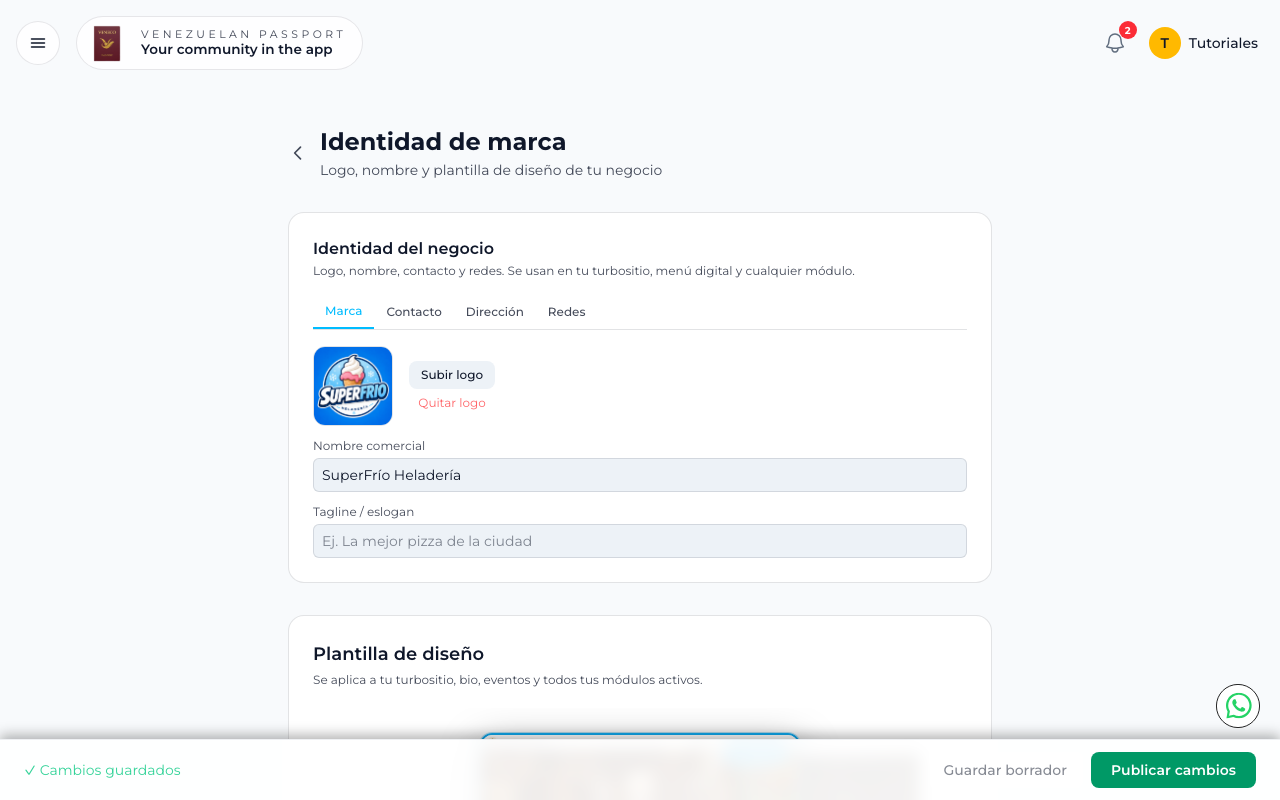 Editor de identidad de marca con la pestaña Marca activa mostrando logo, nombre y tagline